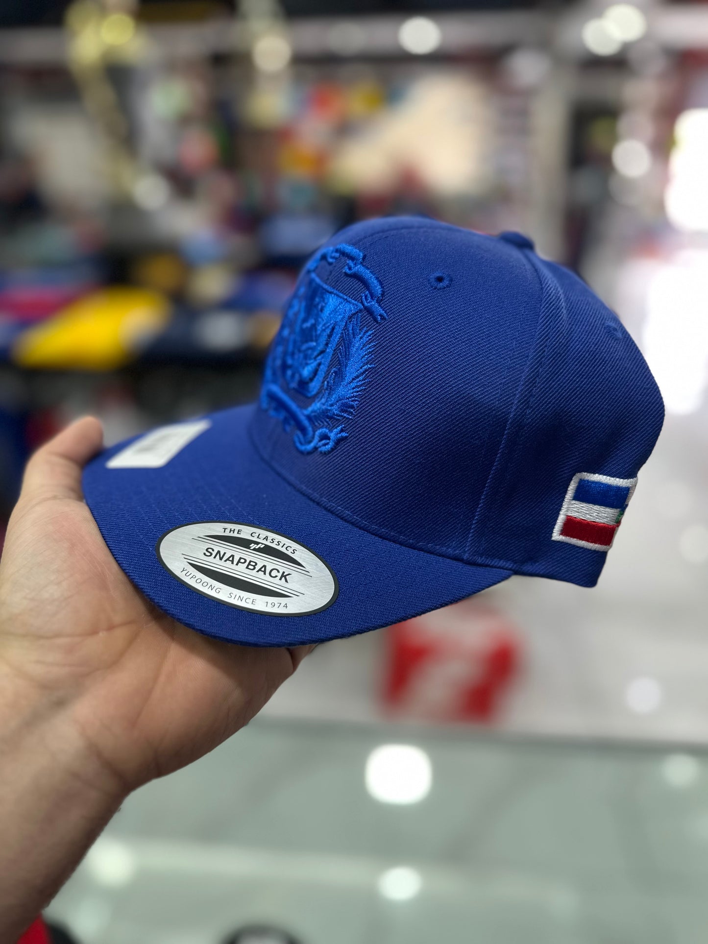 Gorra Yupoong Snapback Escudo Dominicano