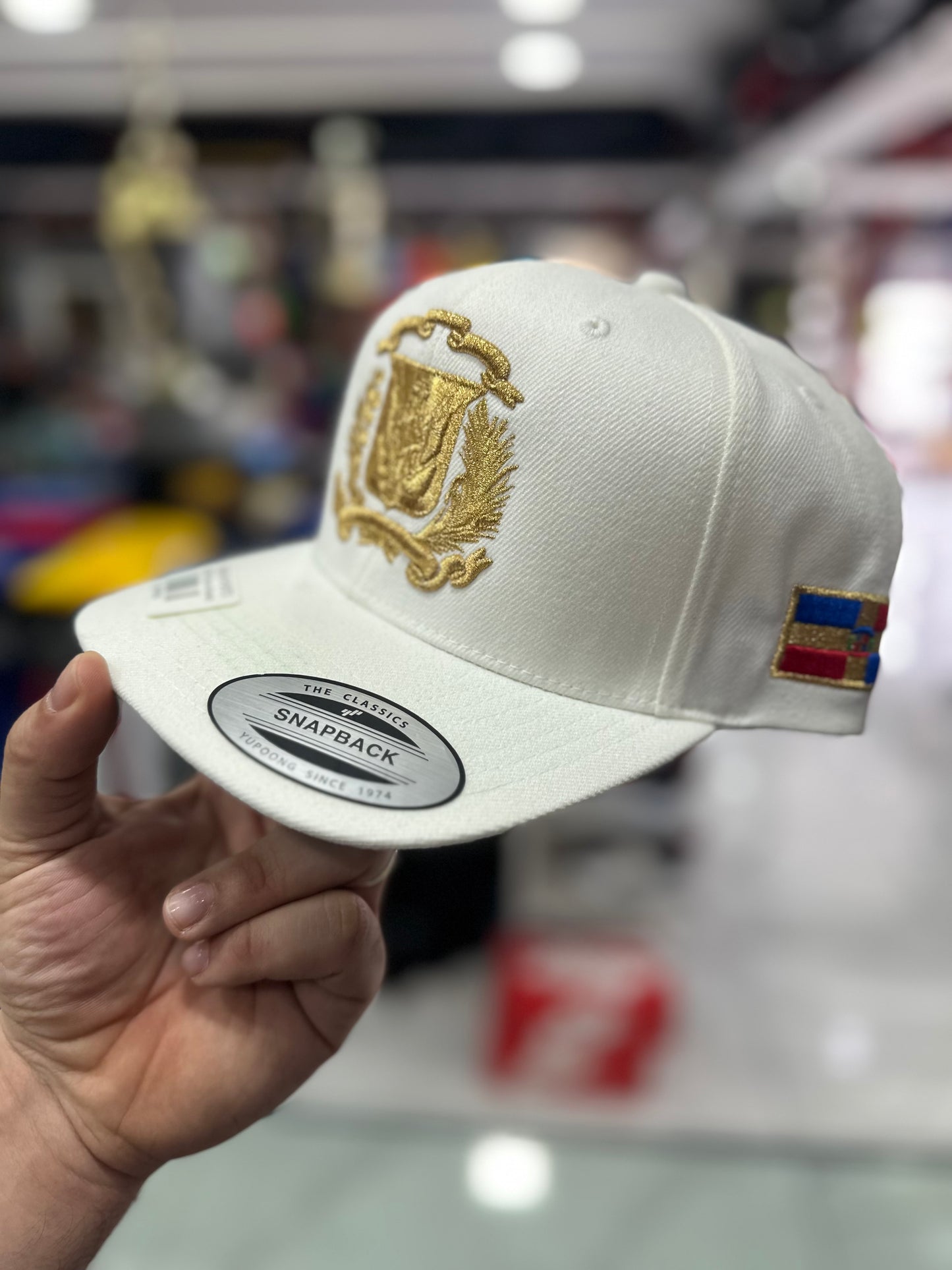 Gorra Yupoong Snapback Escudo Dominicano