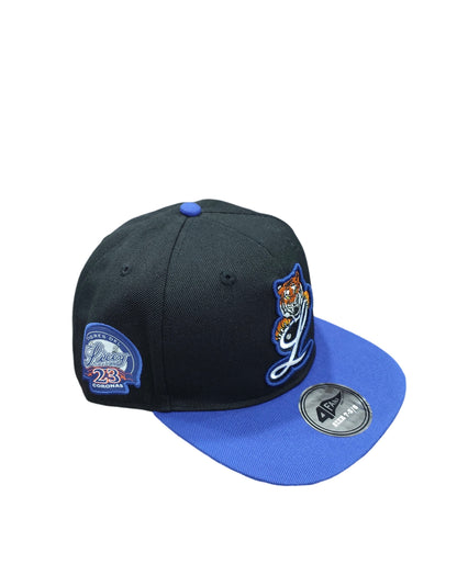 Gorra 4Fans cerrada De los tigres del Licey negra