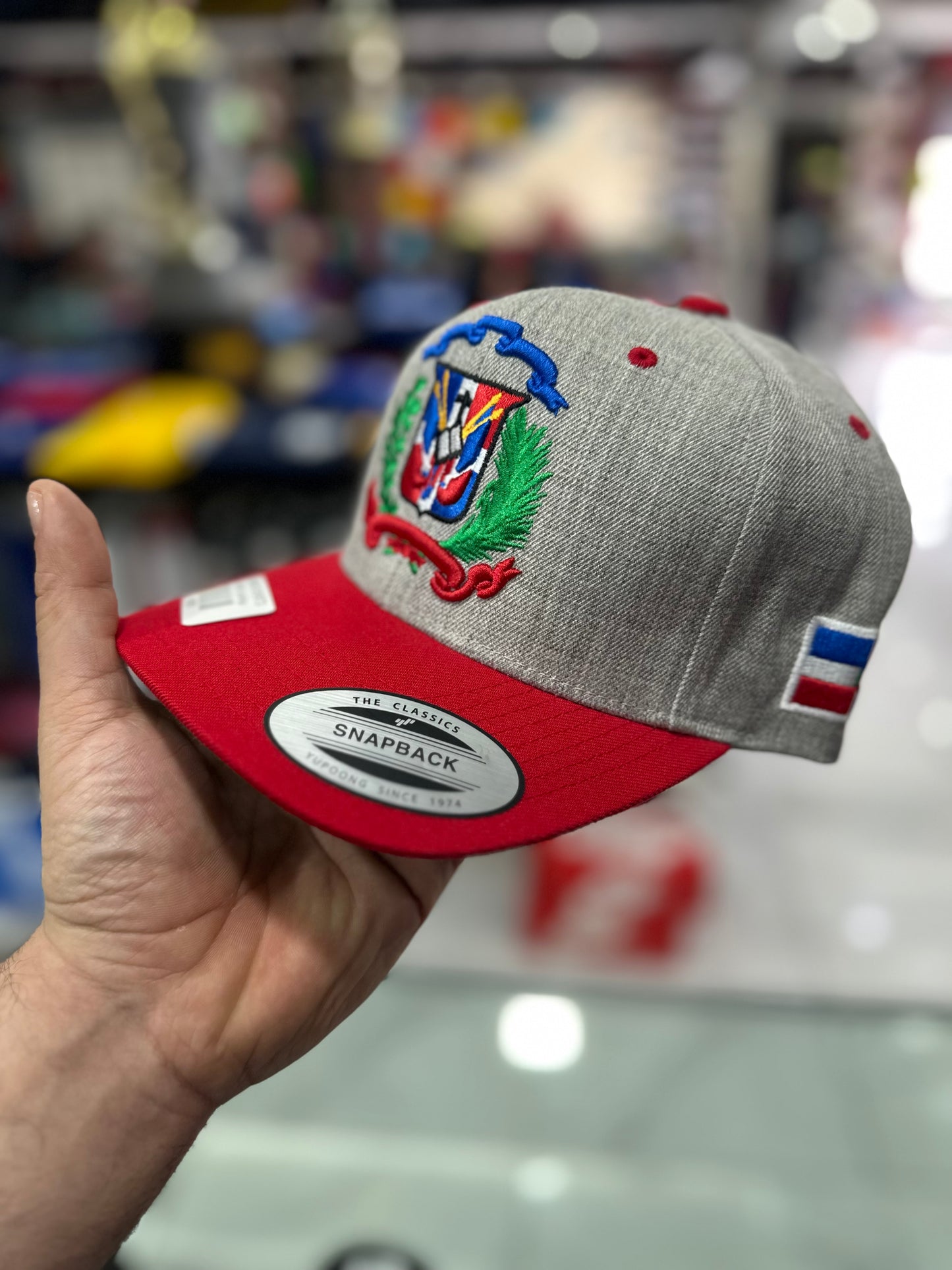 Gorra Yupoong Snapback Escudo Dominicano
