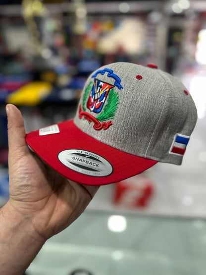 Gorra Yupoong Snapback Escudo Dominicano