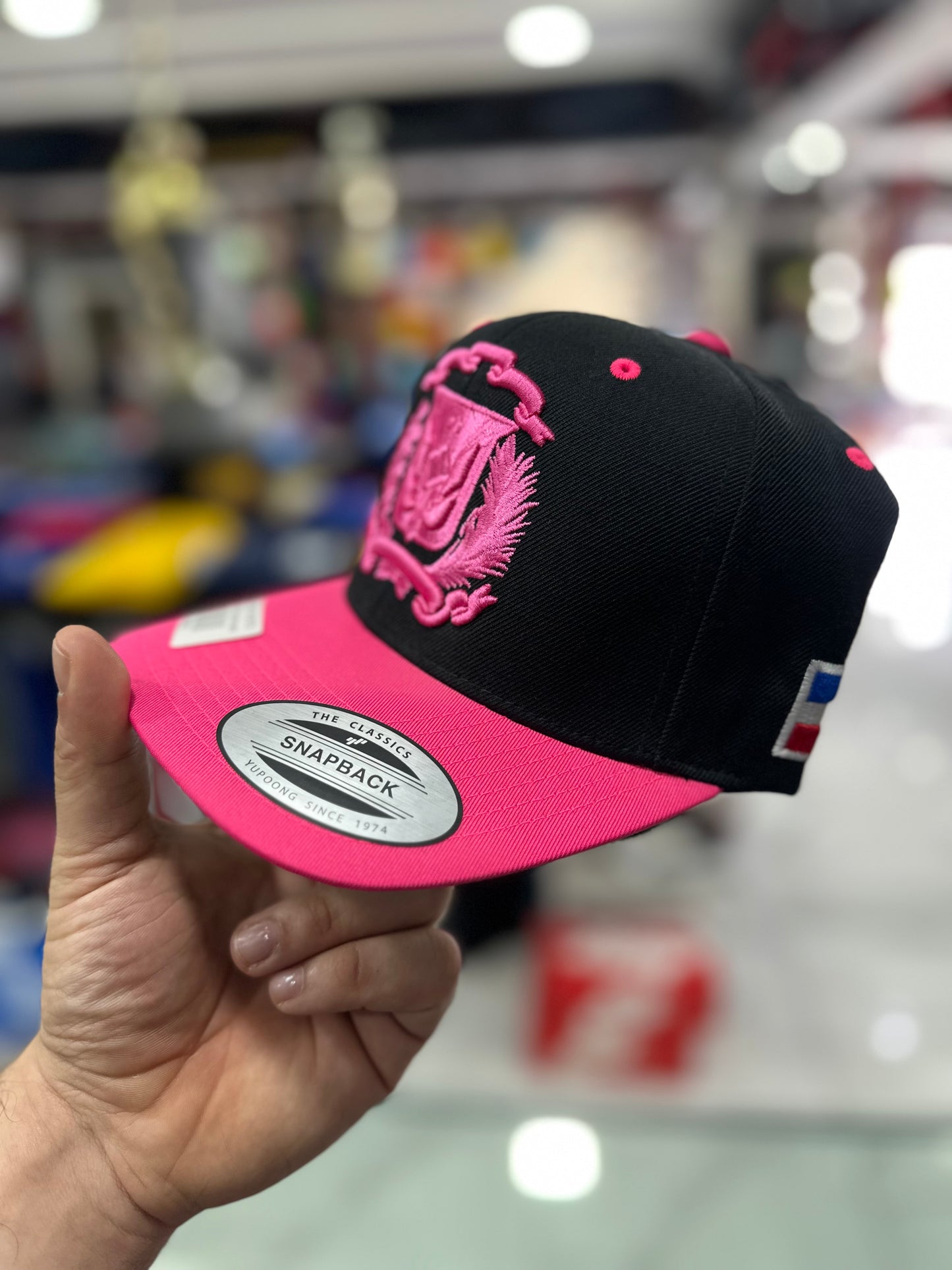 Gorra Yupoong Snapback Escudo Dominicano