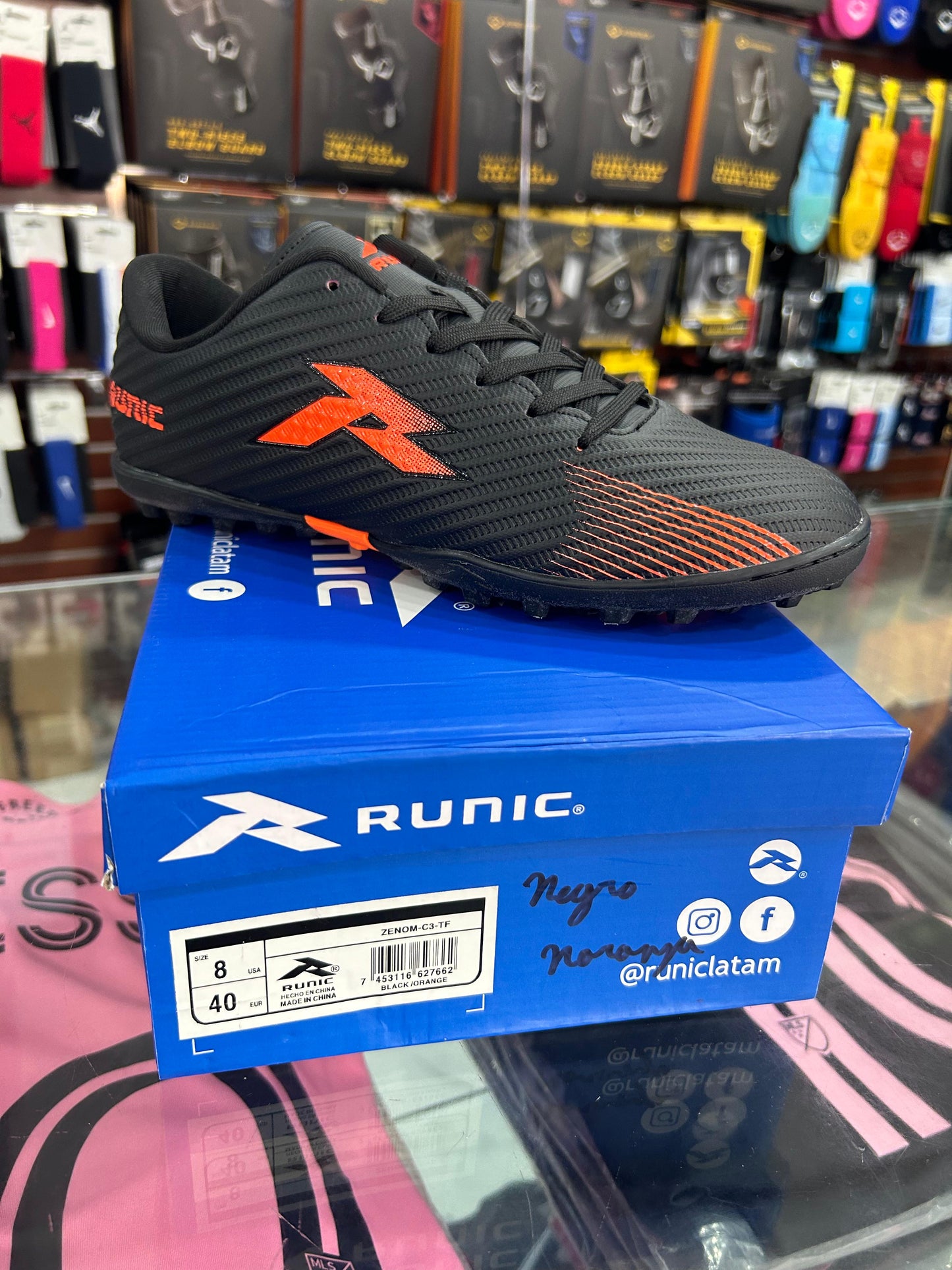 Tenis Turf Runic Zenom Negro con Naranja Futbol