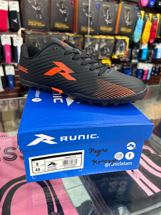 Tenis Turf Runic Zenom Negro con Naranja Futbol